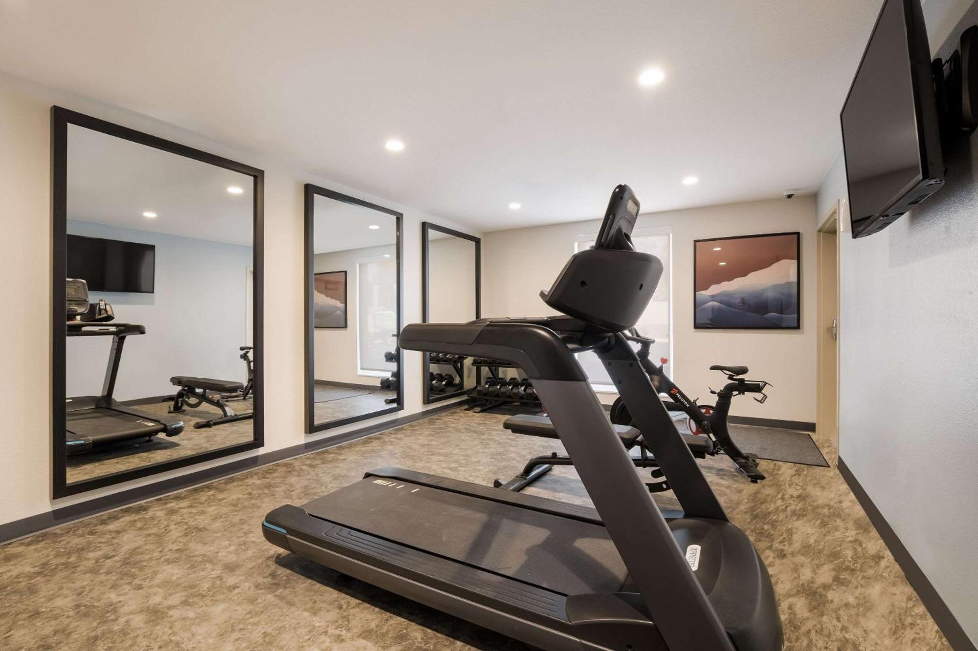 Everhome Suites Corona Exterior foto