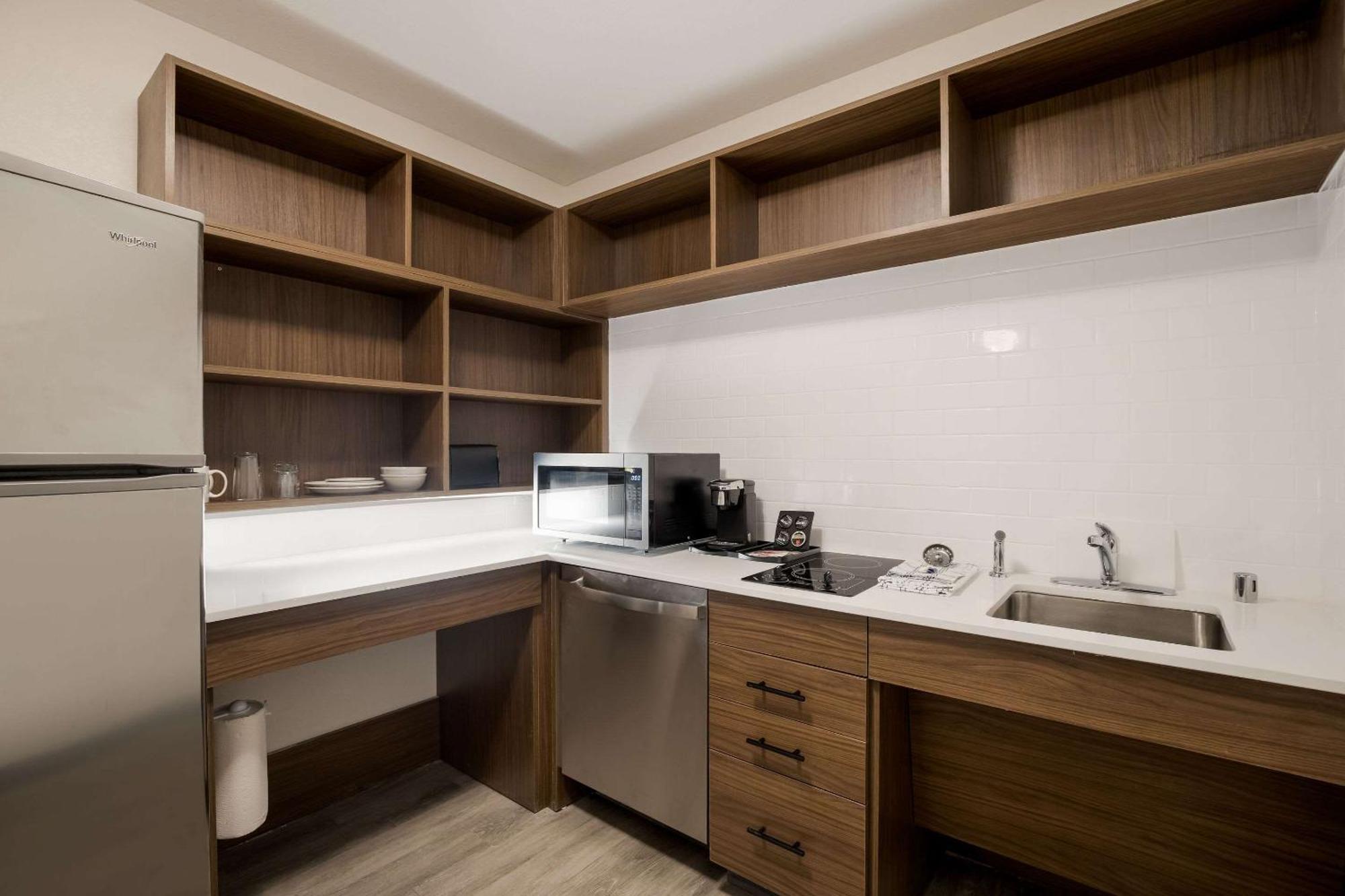 Everhome Suites Corona Exterior foto